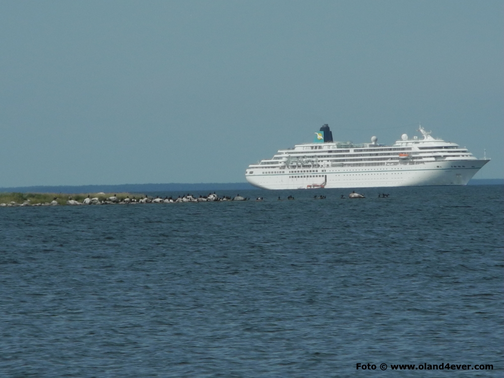 Kryssningsfartyg ligger på redden utanför Borgholm